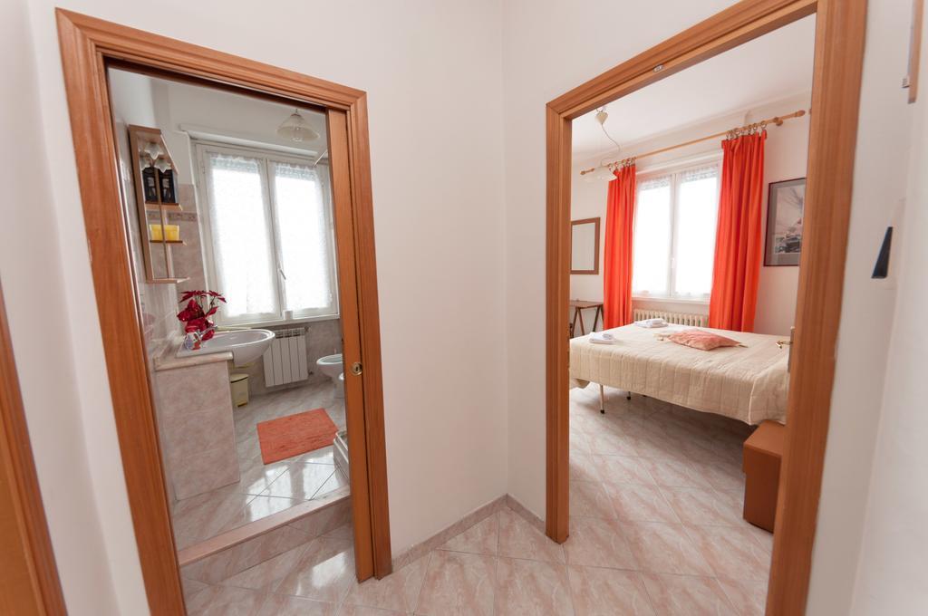Happy Friends Apartment Rom